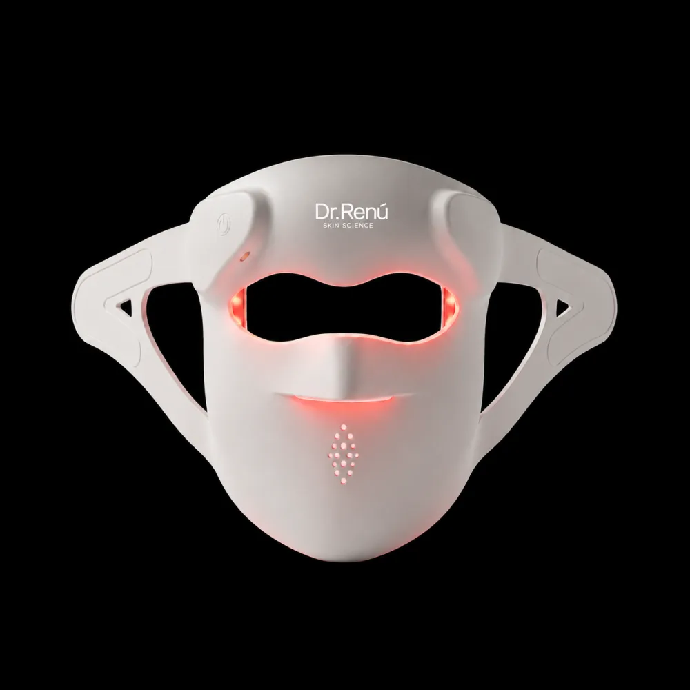 Mască LED facială Dr. Renú SpectraLift Advanced, vedere din față: mască albă din silicon flexibil cu bretele, LED-uri roșii aprinse în jurul ochilor și gurii, pe fundal negru